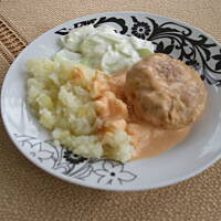 Zapiekane zrazy/pulpety w sosie z kremówki.