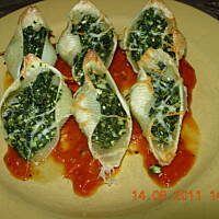 Conchiglioni faszerowe szpinakiem i białym serem