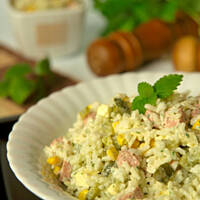 Sałatka ryżowa z parówkami, kabanosami lub szynką