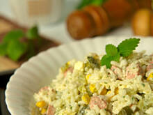 Fot. Wkn, Sałatka ryżowa z parówkami, kabanosami lub szynką