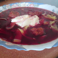 barszcz czerwony z pulpecikami mięsnymi