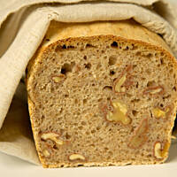 Chleb pełnoziarnisty na zakwasie z orzechami