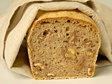 Fot. Wkn, Chleb pełnoziarnisty na zakwasie z orzechami