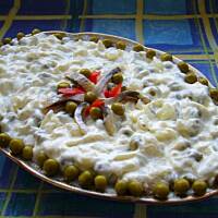 Śledzie w śmietanie z czosnkiem i groszkiem