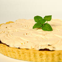 Placek kruchy z jabłkami w karmelu i piankową bezą