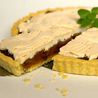 Placek kruchy z jabłkami w karmelu i piankową bezą