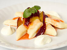 Fot. Wkn, Kluski leniwe z syropem śliwkowym