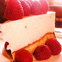 Sernik waniliowy na spodzie z białej czekolady