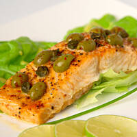 Paczuszki z łososia z oliwkową niespodzianką