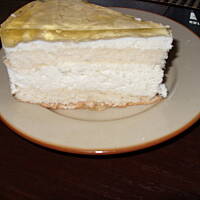 Biszkopt z kremem galaretką i owocami