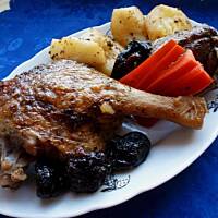 Kaczka duszona z owocami