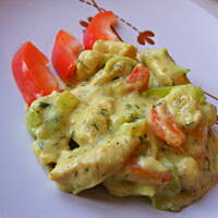 Kurczak w złotym sosie ziołowo-śmietanowym