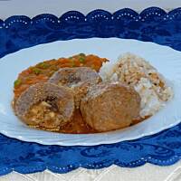 Pulpety z nadzieniem serowo-pieczarkowym w sosie pomidorowym