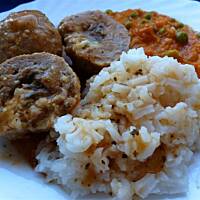 Pulpety z nadzieniem serowo-pieczarkowym w sosie pomidorowym