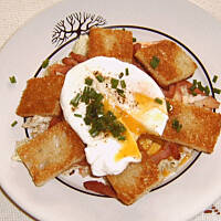 Jajko w koszulce na grzankach, boczku i sałatce wg M&Ł