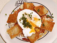 Fot. mariola2000, Jajko w koszulce na grzankach, boczku i sałatce wg M&Ł