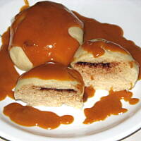 Pampuchy z czekoladą i sosem karmelowym