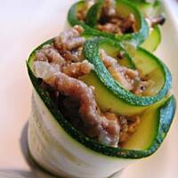 Cukiniowe ślimaczki z pomidorkami