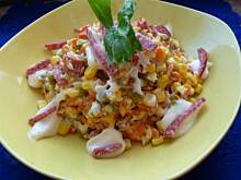 Fot. niebieska-różyczka, Sałatka warzywna z salami i morelami