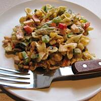 Sałatka makaronowa z wędzonym kurczakiem