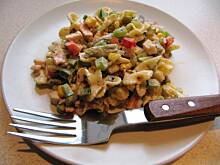 Fot. ciapeczka, Sałatka makaronowa z wędzonym kurczakiem