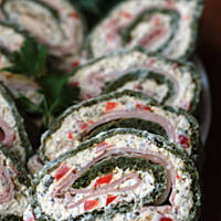 Kolorowe ślimaki szpinakowe z szynką i serem