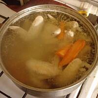 Rosół domowy gotowany na skrzydełkach drobiowych