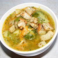 Kolorowa zupa brukselkowa z grzankami