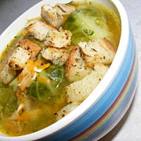 Kolorowa zupa brukselkowa z grzankami