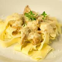 Makaron z kurczakiem w aksamitnym sosie śmietanowo-kurkowym