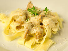 Fot. Wkn, Makaron z kurczakiem w aksamitnym sosie śmietanowo-kurkowym