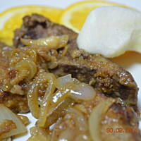 Wątróbka wieprzowa pieczona z jabłkiem i pieczarkami