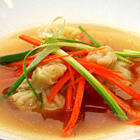 Bulion z pierożkami Wonton