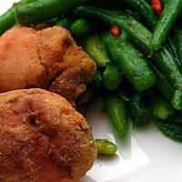 Soczysty kurczak w skorupce z fasolką szparagową