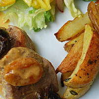 Polędwiczki w sosie ze śliwkami i morelami