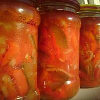 Sałatka paprykowo pomidorowa z ogórkiem kiszonym i cebulą na zimę