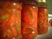 Fot. hanah30, Sałatka paprykowo pomidorowa z ogórkiem kiszonym i cebulą na zimę