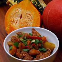 Gulasz z kurczaka, ziemniaków i dyni z nutą orientu