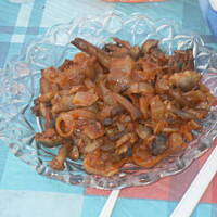 Grzyby w pomidorach  ( coś na wzór sałatki do kanapek lub drugiego dania z mięs)