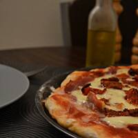 Pizza z szynką parmeńską i mozzarellą