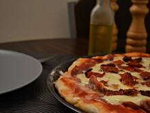 Fot. MoniaKociara, Pizza z szynką parmeńską i mozzarellą