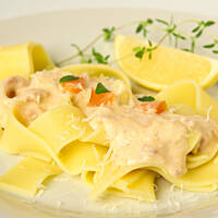 Pappardelle łososiowe z szynką