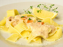 Fot. Wkn, Pappardelle łososiowe z szynką