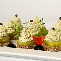 Mini kanapeczki z pastą koperkową z wędzonego tuńczyka