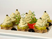 Fot. Wkn, Mini kanapeczki z pastą koperkową z wędzonego tuńczyka