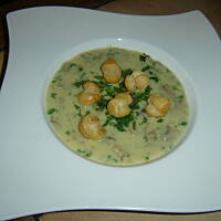 Kremowa zupa pieczarkowa z groszkiem ptysiowym