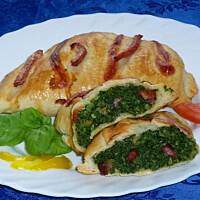 Calzone z boczkiem i szpinakiem