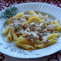 Makaron penne z łososiem i koperkiem