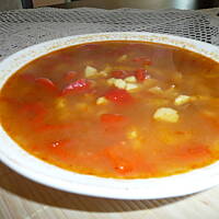 Zupa gulaszowa z zacierkami