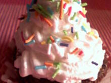 Fot. widelec, babeczki z białymi kapeluszami